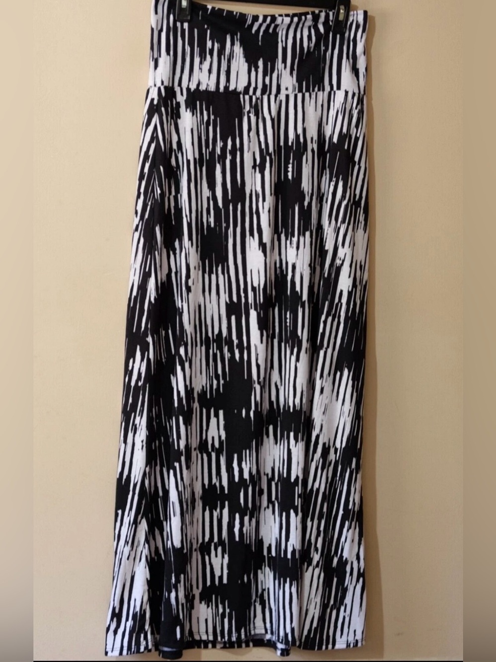 Lily Star Black and White Abstract Printed Maxi Skirt. - Picture 1 of 4